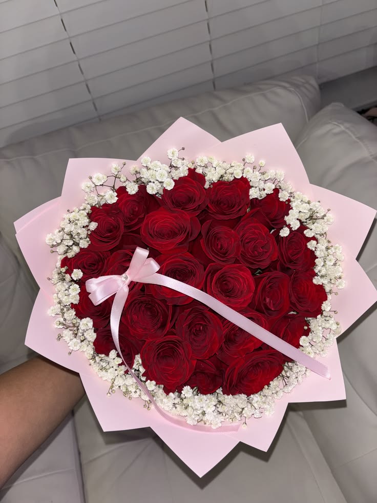 Rosas rojas con nube
