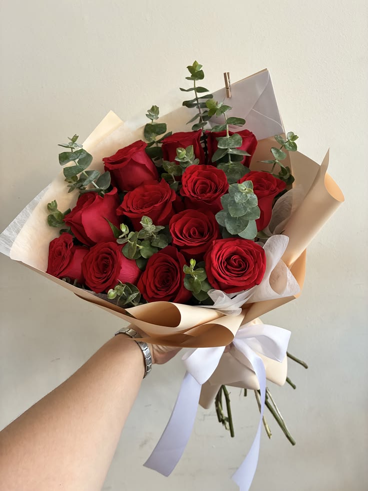 Rosas rojas con eucalipto