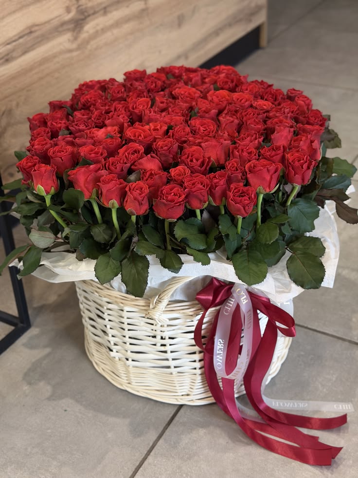 Canasta de rosas rosas
