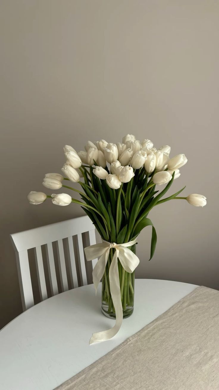 Tulipanes blancos en florero