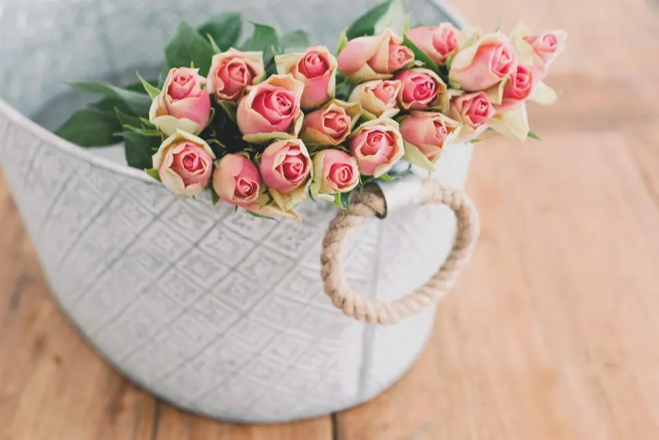 Canasta de rosas rosas