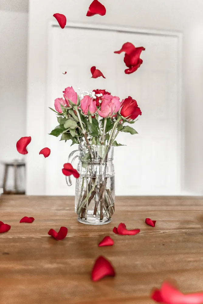 Rosas en florero de vidrio